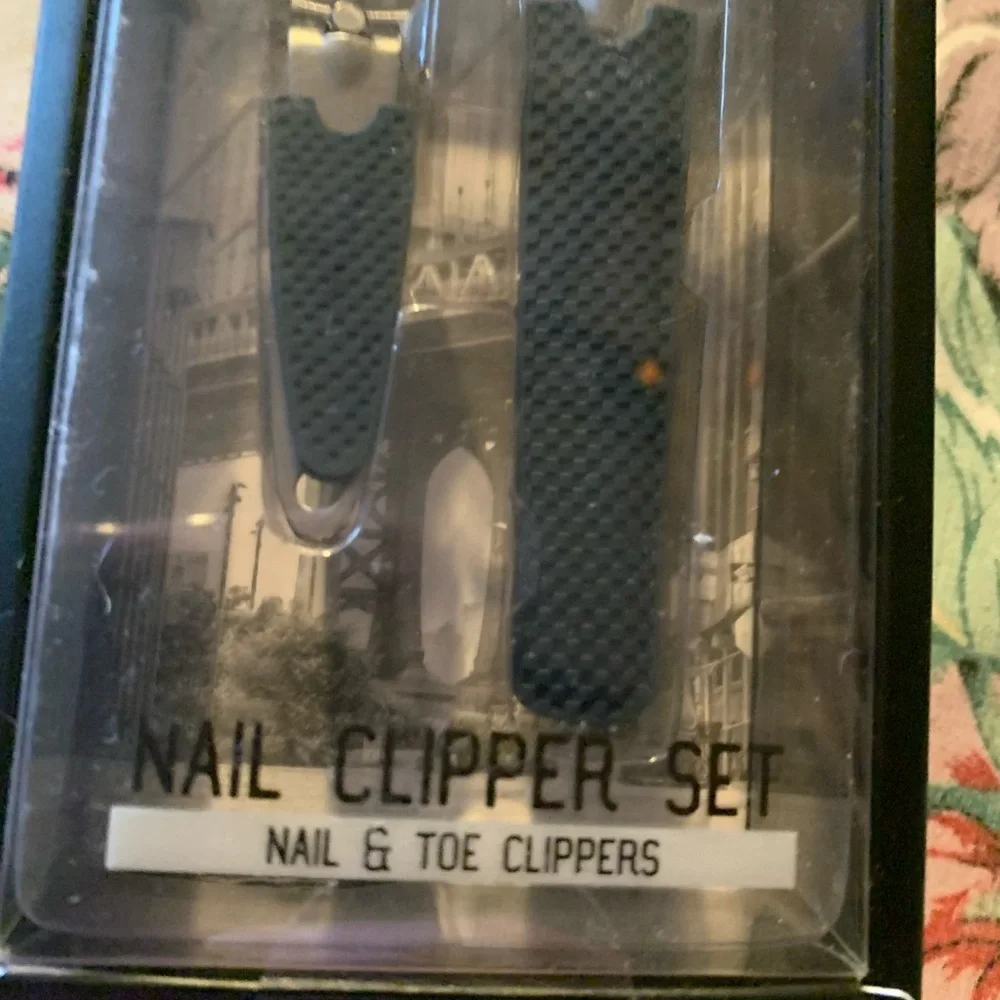💄SOLD💄Black Nail Clipper Set - Picture 2 of 2